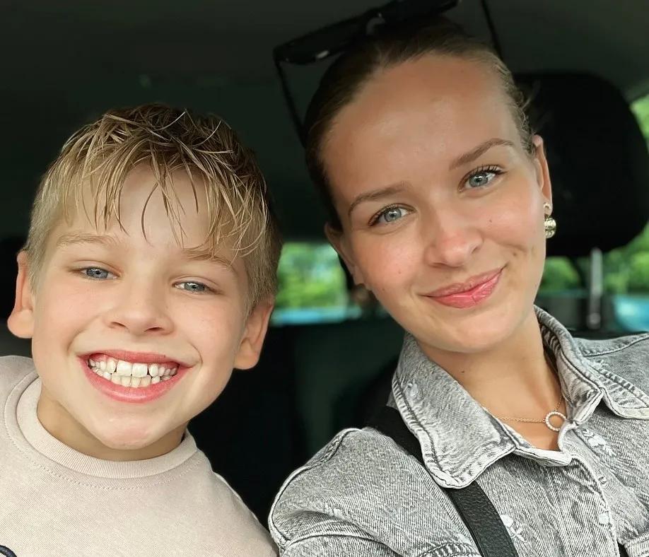 ung mor med søn sidder i bil