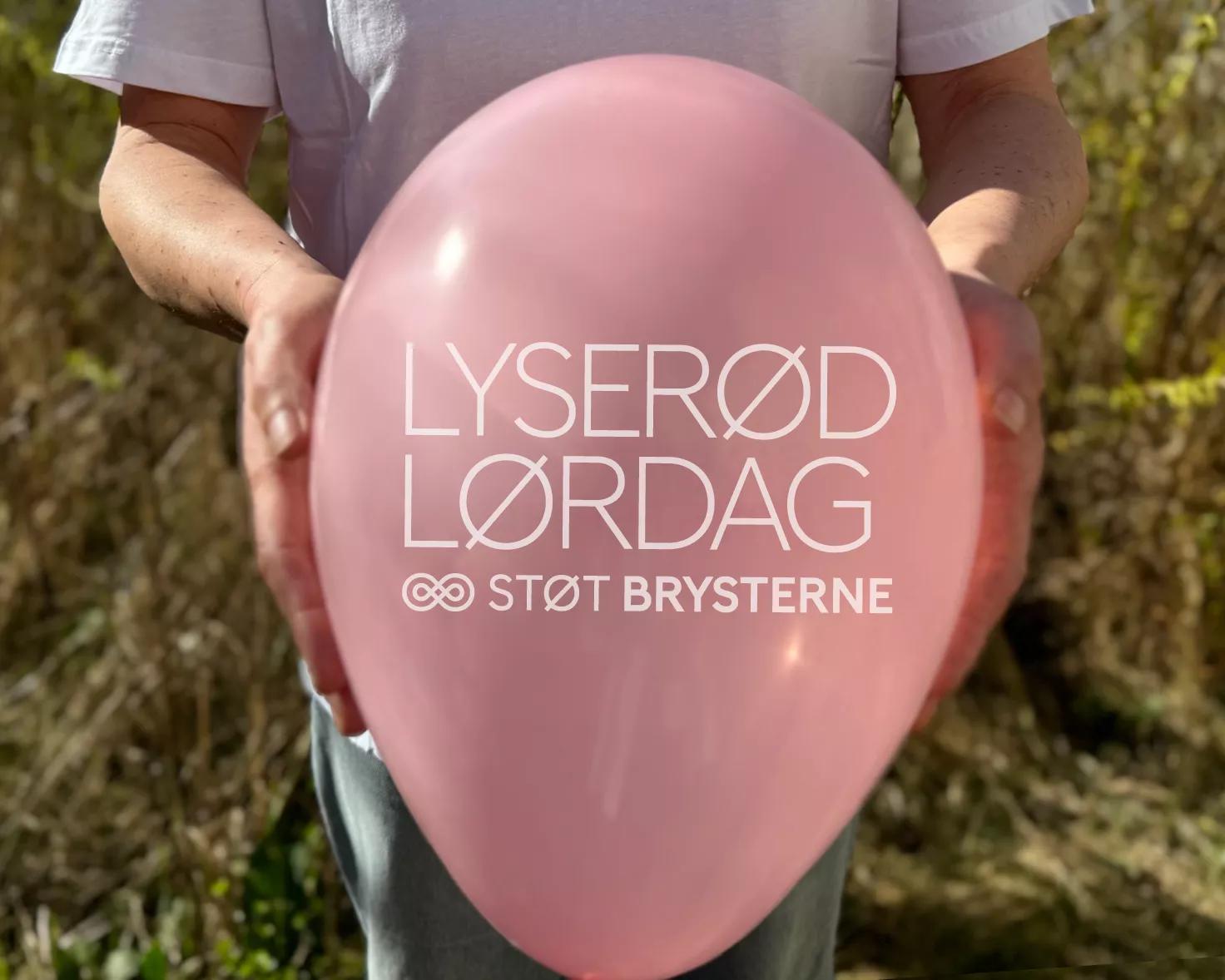 Lyserød ballon med teksten "Lyserød Lørdag"