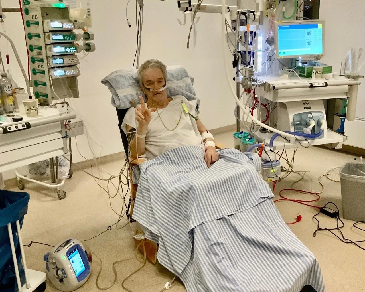 Lars er indlagt på intensiv-afdelingen, da der går betændelse i hans bughule efter tarmkræft-operationen. Samtidig bliver han også smittet med corona, der giver ham blodpropper i lungerne.