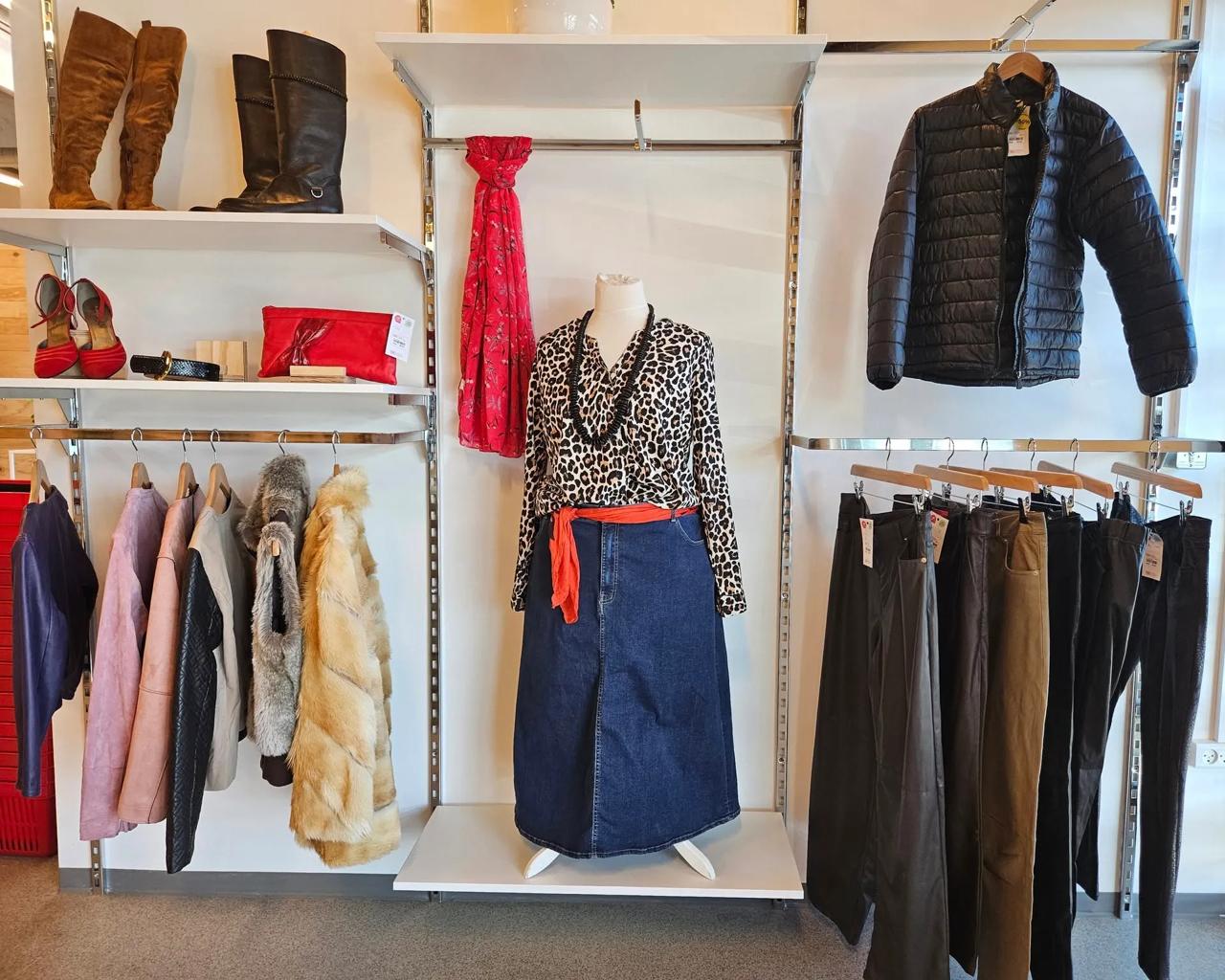 Frivillige foran Kræftens Bekæmpelse-genbrugsbutik