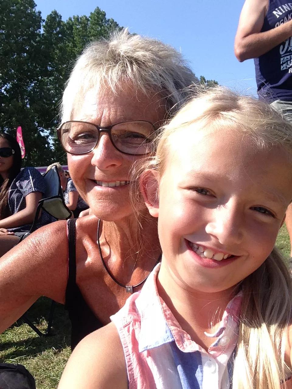 Freya med sin mormor Tove, som desværre gik bort sidste år. Hun er grunden til, at pigerne har startet deres indsamling.
