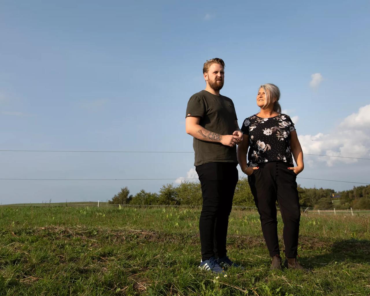 Modelfoto. Kvinde og mand taler sammen på en mark