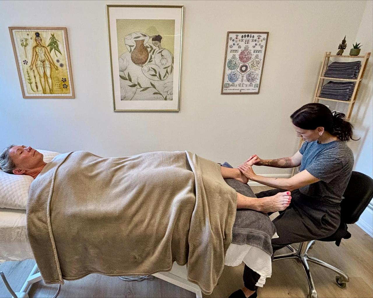 Et par gange om året betaler Signe for en lymfedrænage-massage. – Det skaber velvære i kroppen og er lidt luksus i en hverdag med senfølger, fortæller hun. Hun betaler selv for massagerne, mens kommunen betaler hendes kompressionsstrømper.