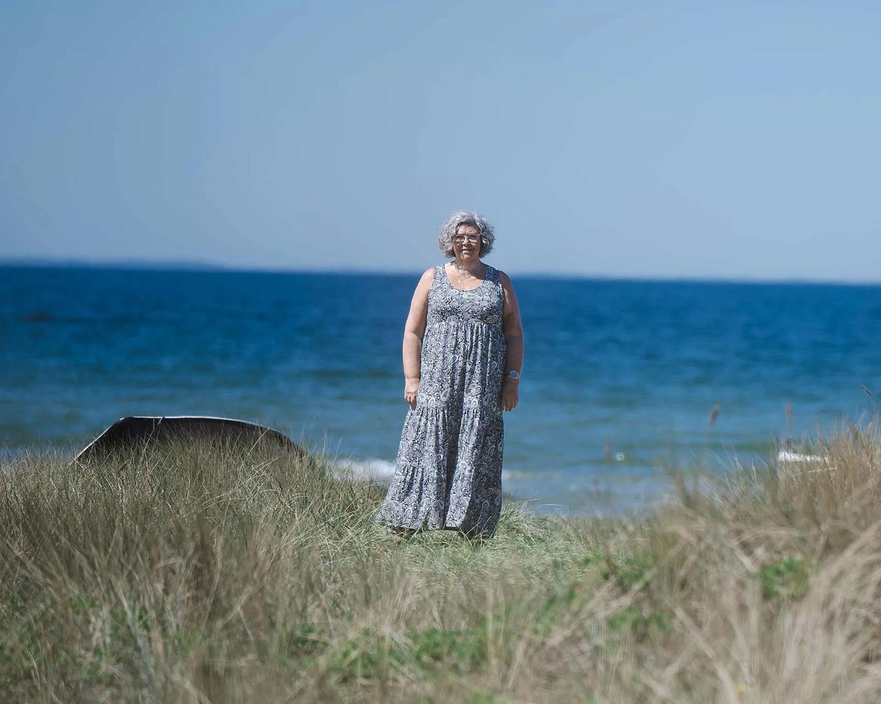 Lene ved en strandklit
