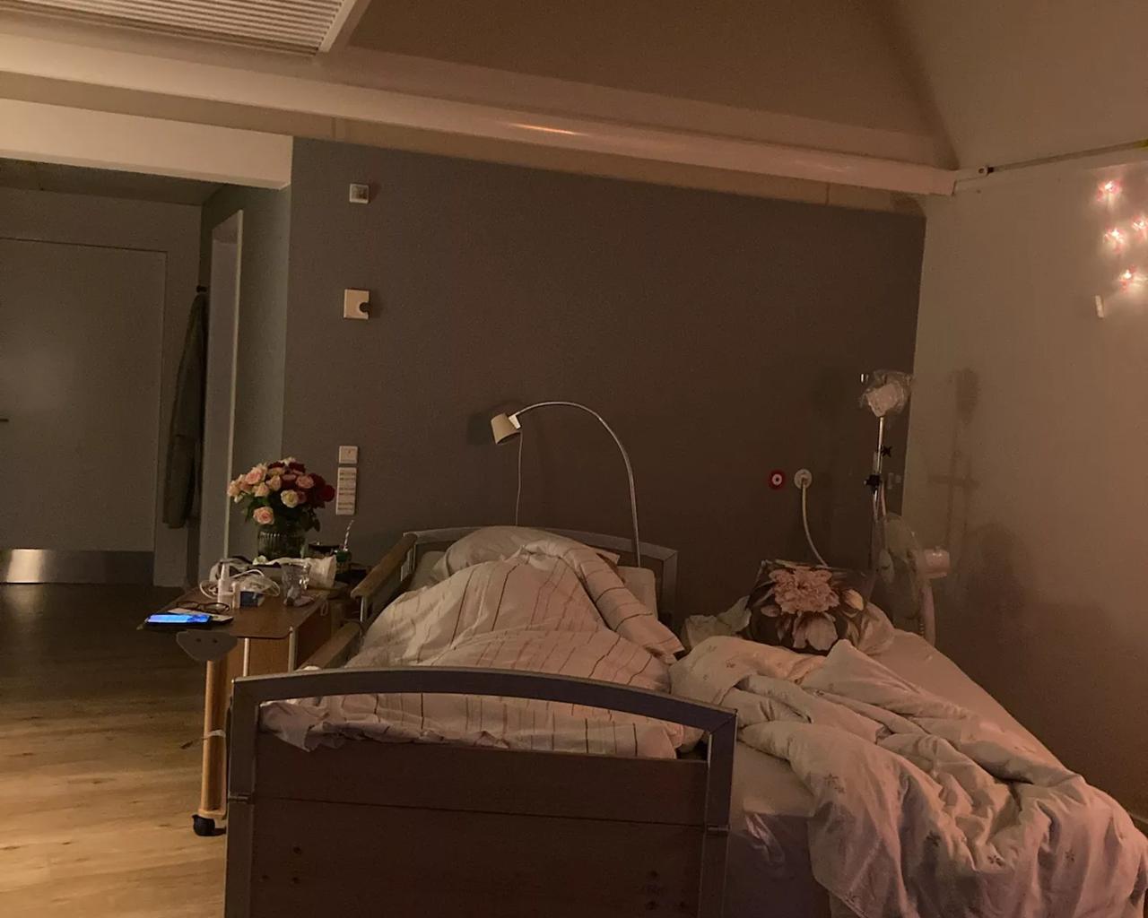 To senge på hospice rykket tæt sammen