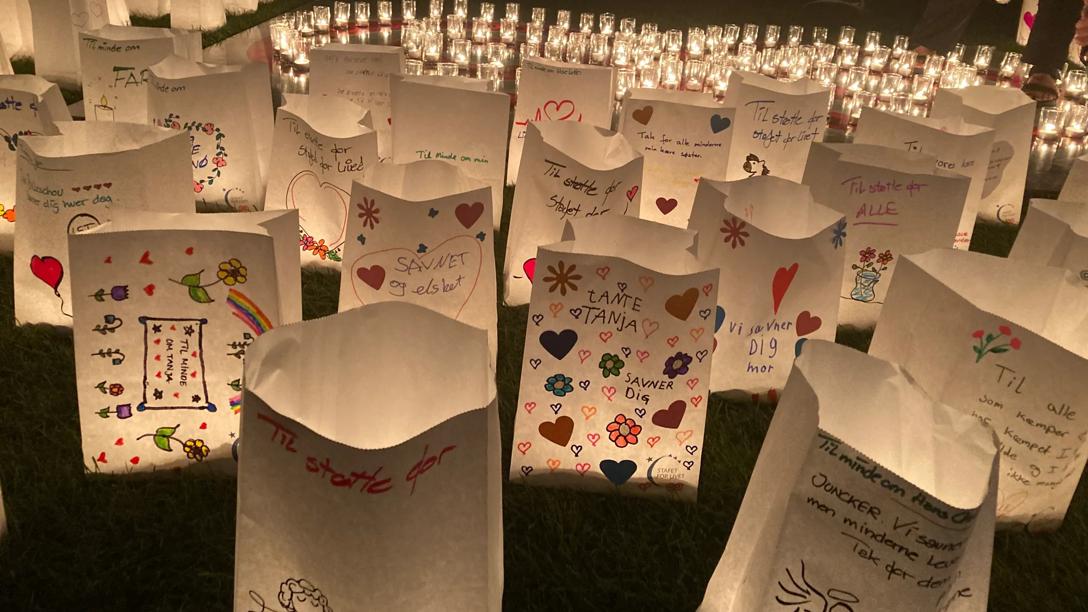 Landet over tændes hundredvis af lys i efterårsmørket, når pårørende under TÆND ET LYS-ceremonier mindes dem, de har mistet til kræft eller sender tanker til dem, der er ramt af sygdommen. 