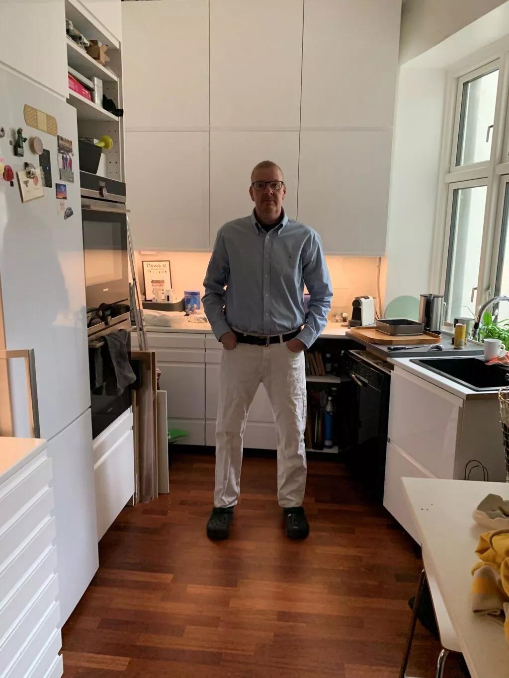 Billedet herover: Henrik fotograferet i maj 2019, da han er igen er på den anden side af kræftbehandlingen. Han står i det køkken, som han gav sig til at renovere, da han første gang fik en kræftdiagnose. Privatfoto.