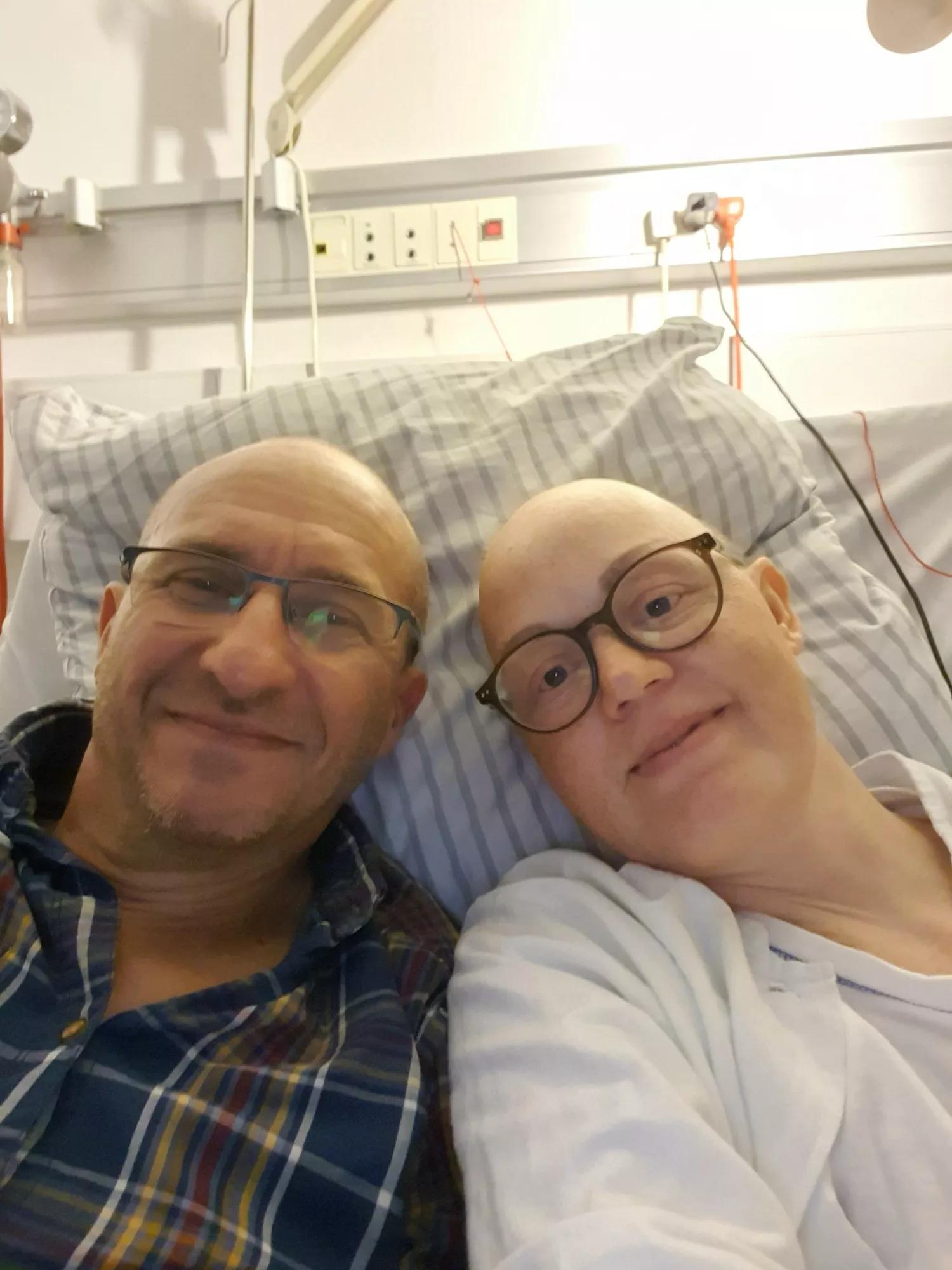 Pia ligger i hospitalssengen med sin mand