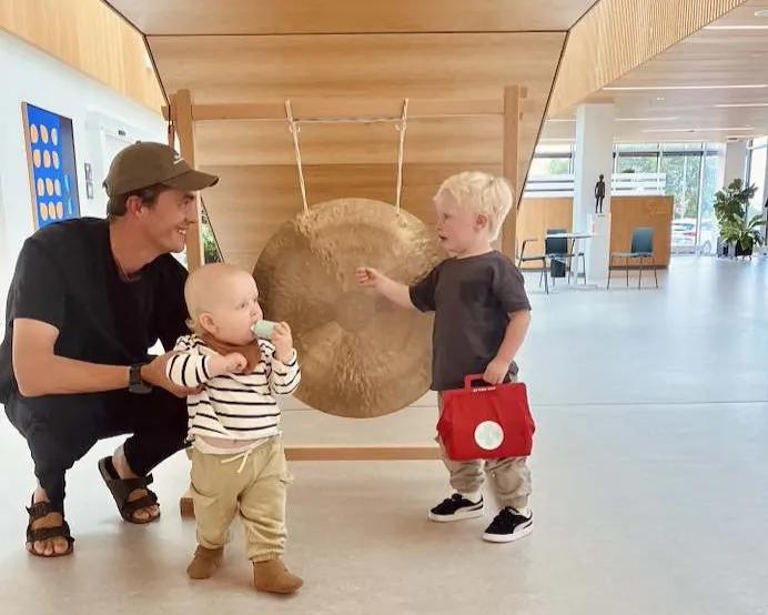 Strålebehandlingen bliver afsluttet ved at slå på ’gong gong’en’ sammen med hans to drenge.