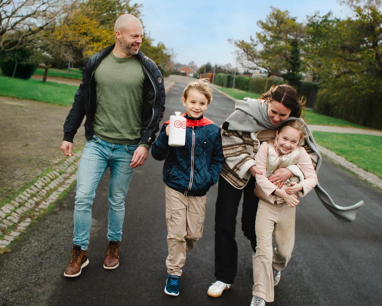 Årets indsamlingstema er ‘Vi kan alle være helte’ og symboliserer, at vi alle kan gøre en forskel i kampen mod kræft. Foto: Kræftens Bekæmpelse 