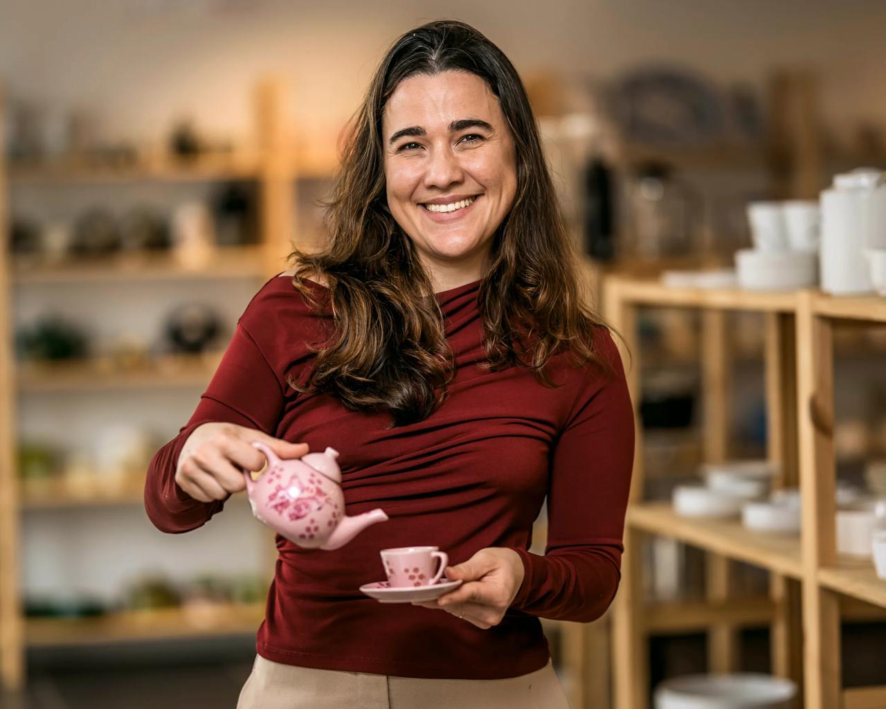 - Jeg holder også meget af vores kaffepauser i butikkens baglokaler, hvor der tit er kage på bordet, fortæller den 31- årige Julia.