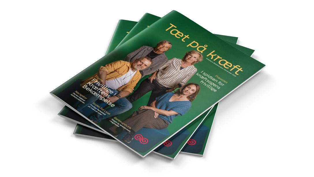 Tre udgaver af medlemsbladet Tæt på kræft, der ligger oven på hinanden