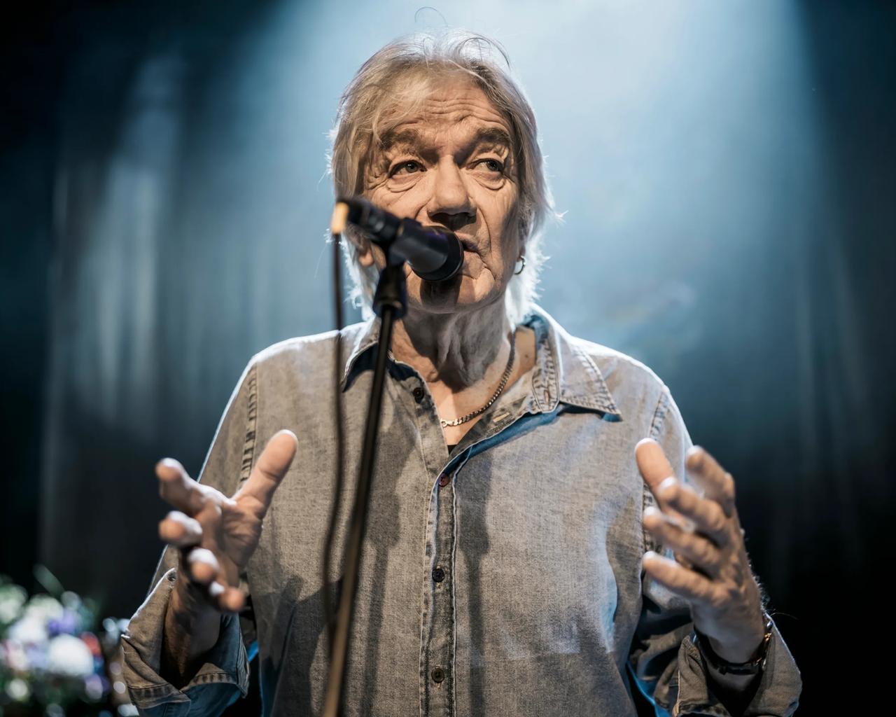 I de første måneder af 2026 spiller Lars Lilholt over 45 koncerter på to måneder - efter tarmkræftoperationen spiser han senest kl. 16 før en aftenkoncert, så der er 'ro på bagsmækken'.