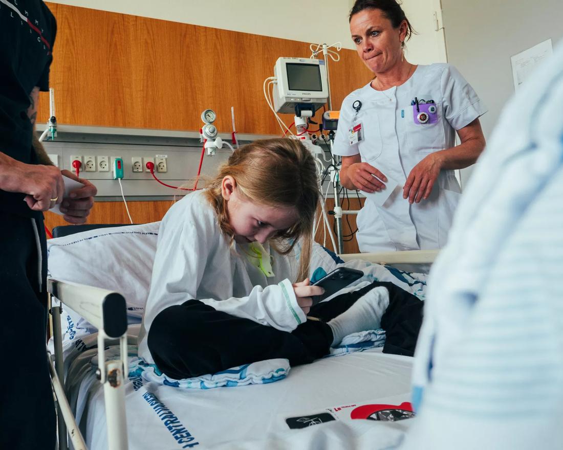 Silje sidder i hospitalssengen og spiller Monster Gartner