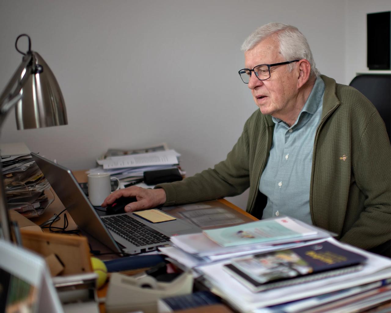 Carl ved skrivebord
