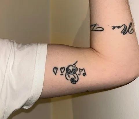 Barnebarnets tatovering ligner et engleansigt med noder og er inspireret af en tegning, som Svenning altid afsluttede brevene til barnebarnet med.