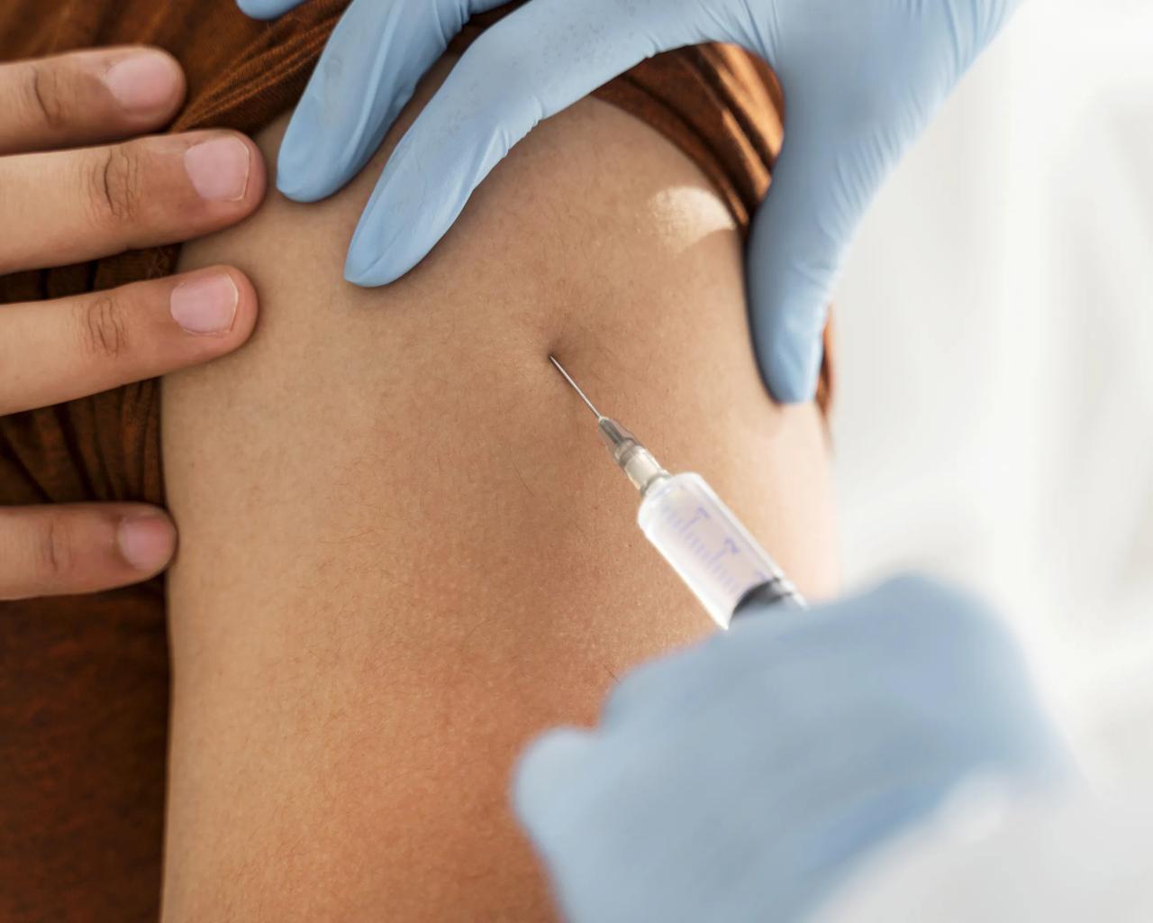 Billede af arm, der bliver stukket med vaccinationsnål