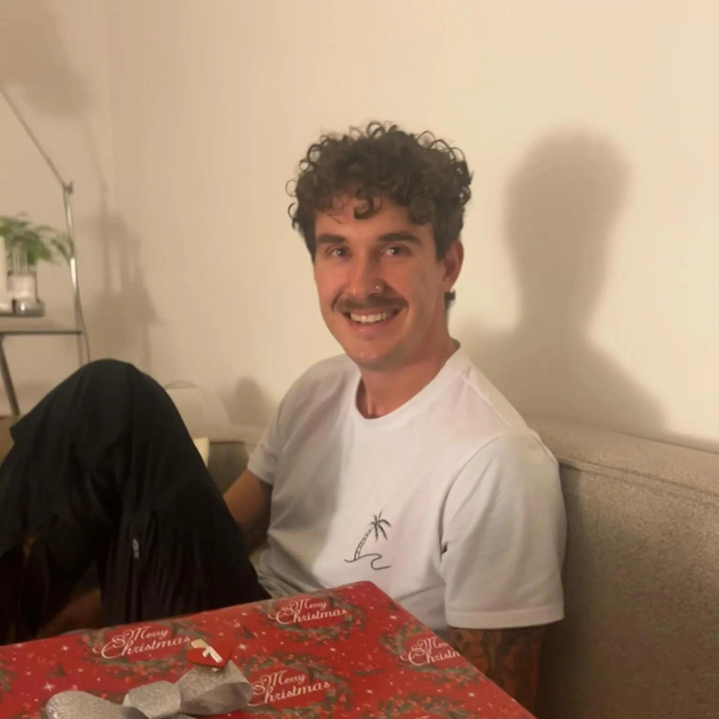 Glenn sidder med en pakke foran sig.