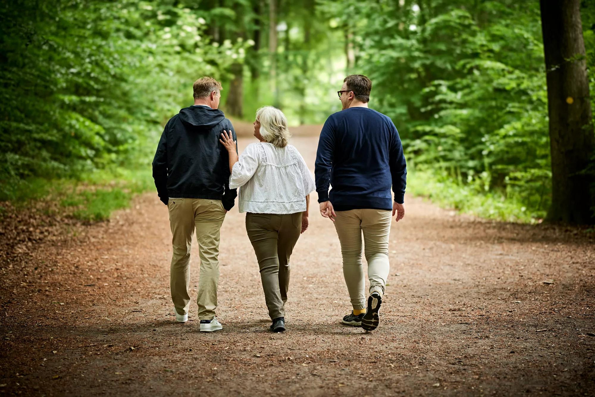 Mennesker, der går i skoven