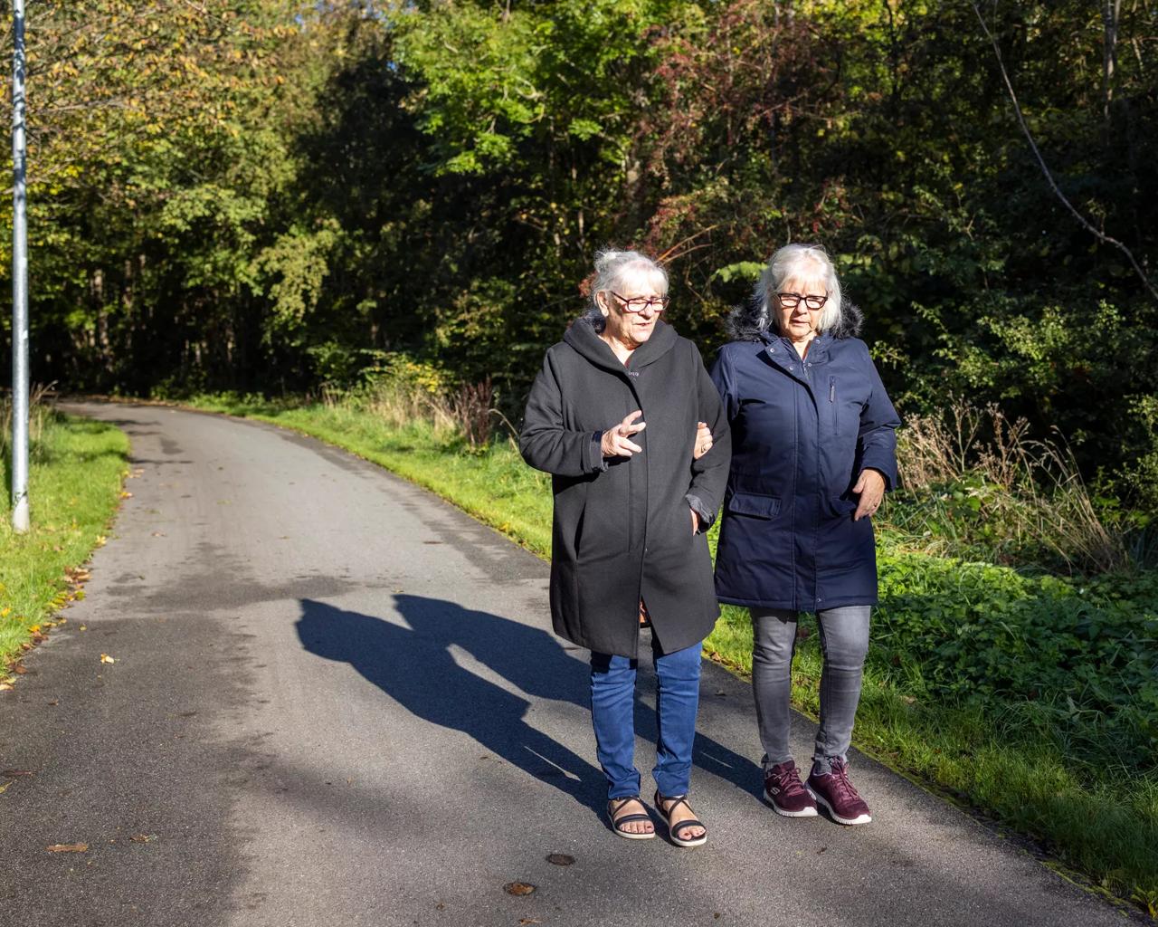 Billede af to kvinder der går tur