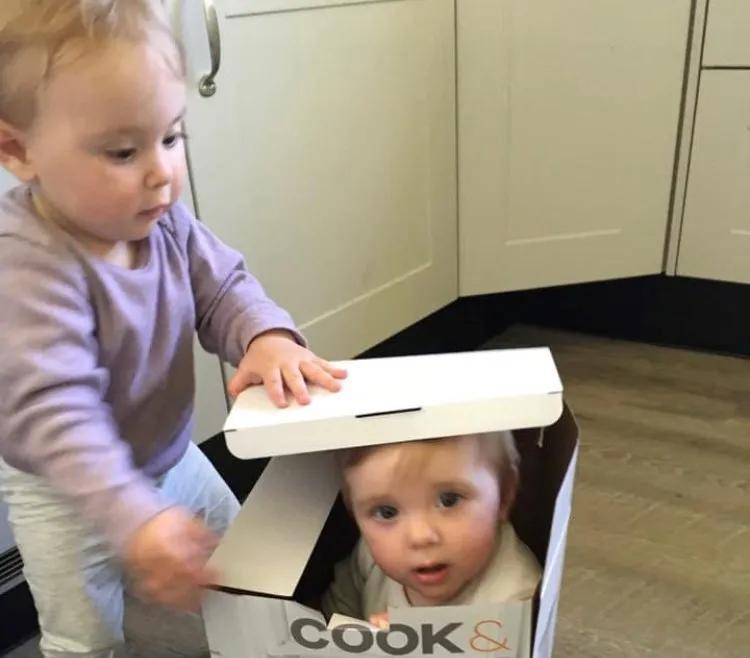 Flora og Nellie i leg som små. 