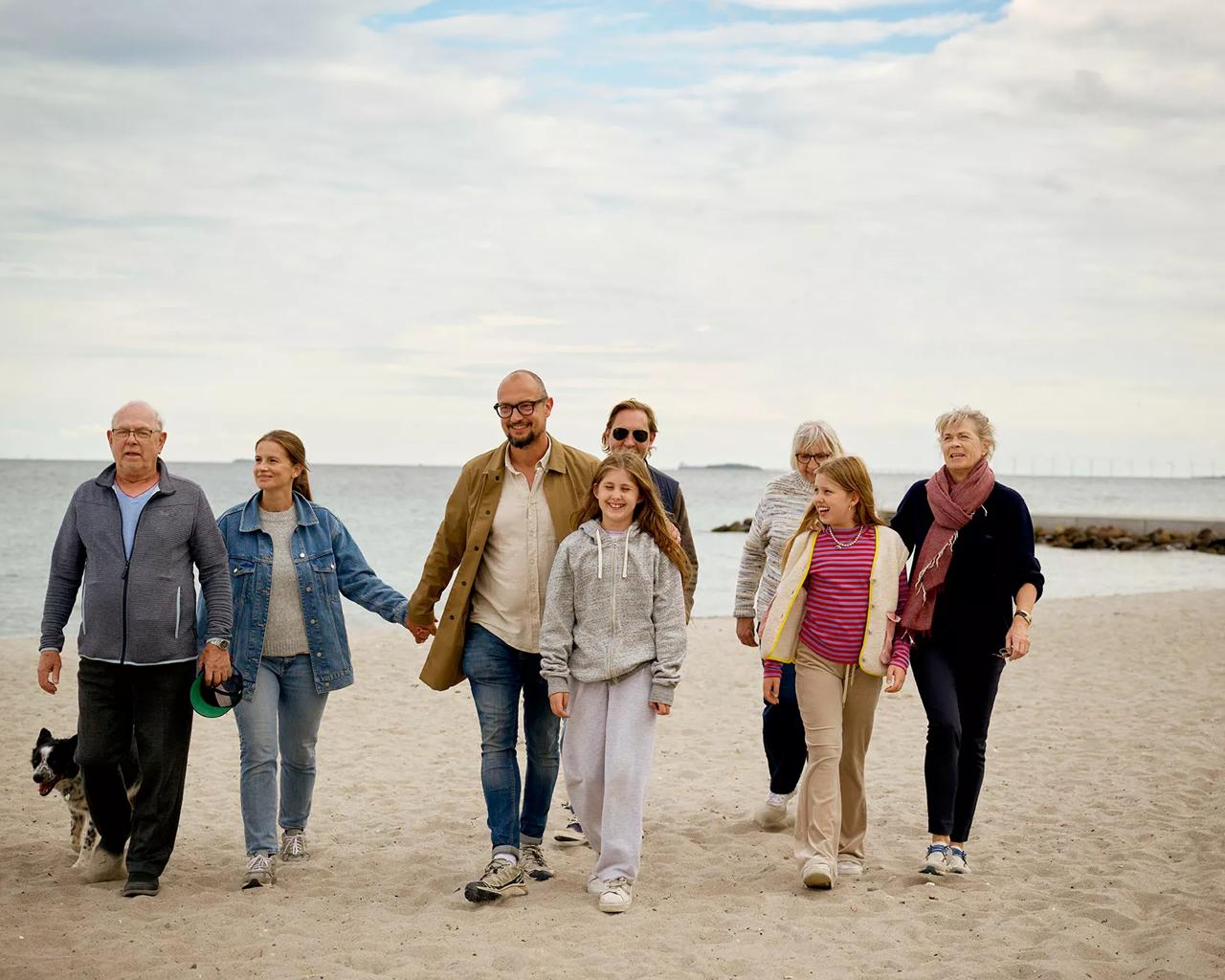 Mennesker på en strand - få støtte og gør en forskel som medlem af Kræftens Bekæmpelse