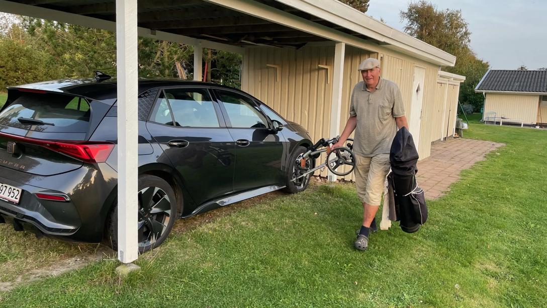 Ældre mand med golftaske