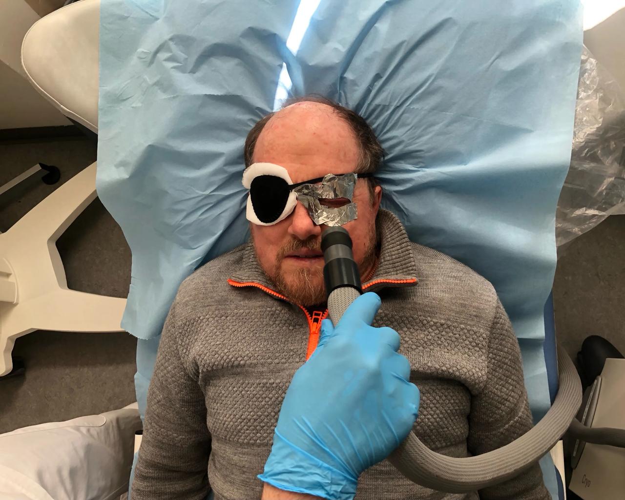 Kræften lurer hele tiden: Egil får en forebyggende behandling mod svære celleforandringer i huden på øjenlåget i februar 2026.