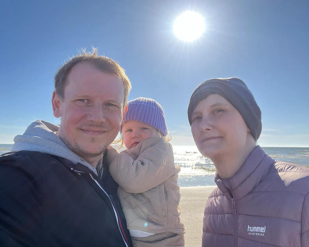 Brian, Freja og Julie ses på stranden på Fanø.