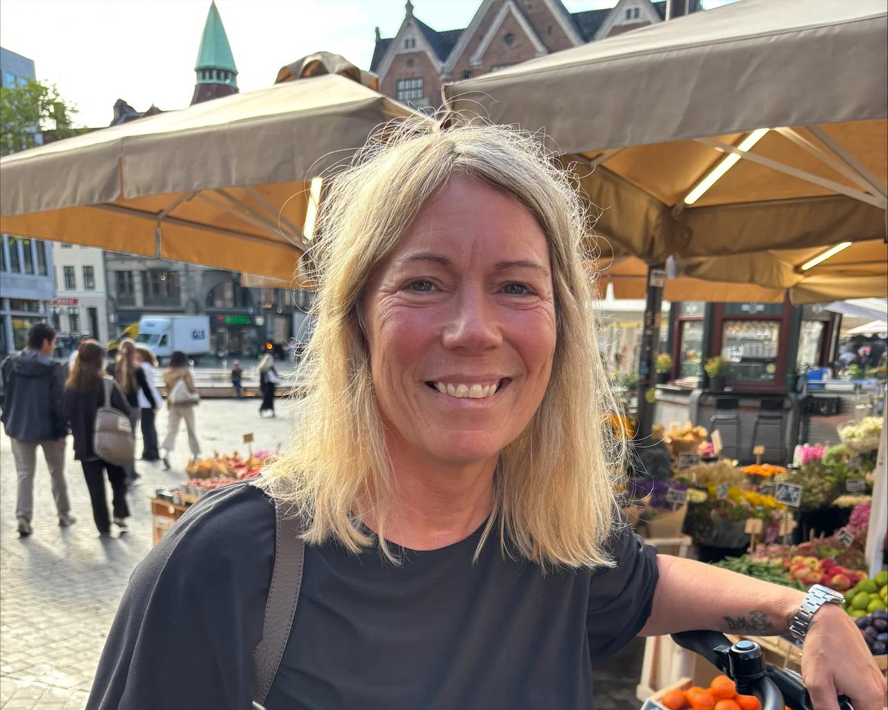 Signe cykler til og fra arbejde, over 20 km dagligt. Hun har fundet ud af, at daglig motion holder væsken i benene i ave. 
