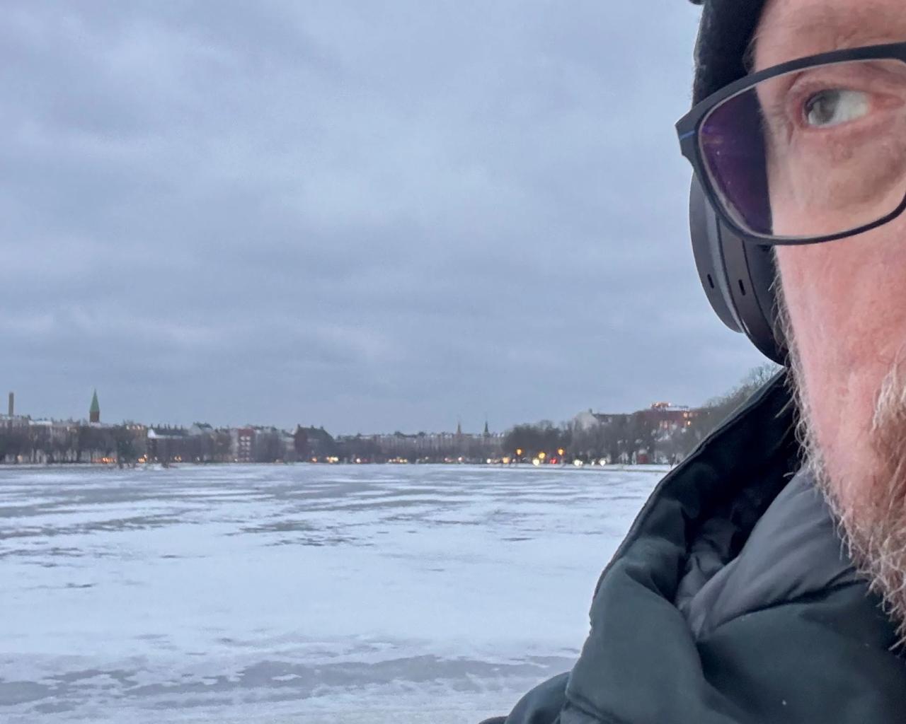 Kræften ligger på lur hele tiden: Usikkerheden imellem diagnoserne er værst for Egil. I den tid kan hans mentale rustning slå revner. Han bruger humor, kunst, familie og fællesskab til at komme igennem.