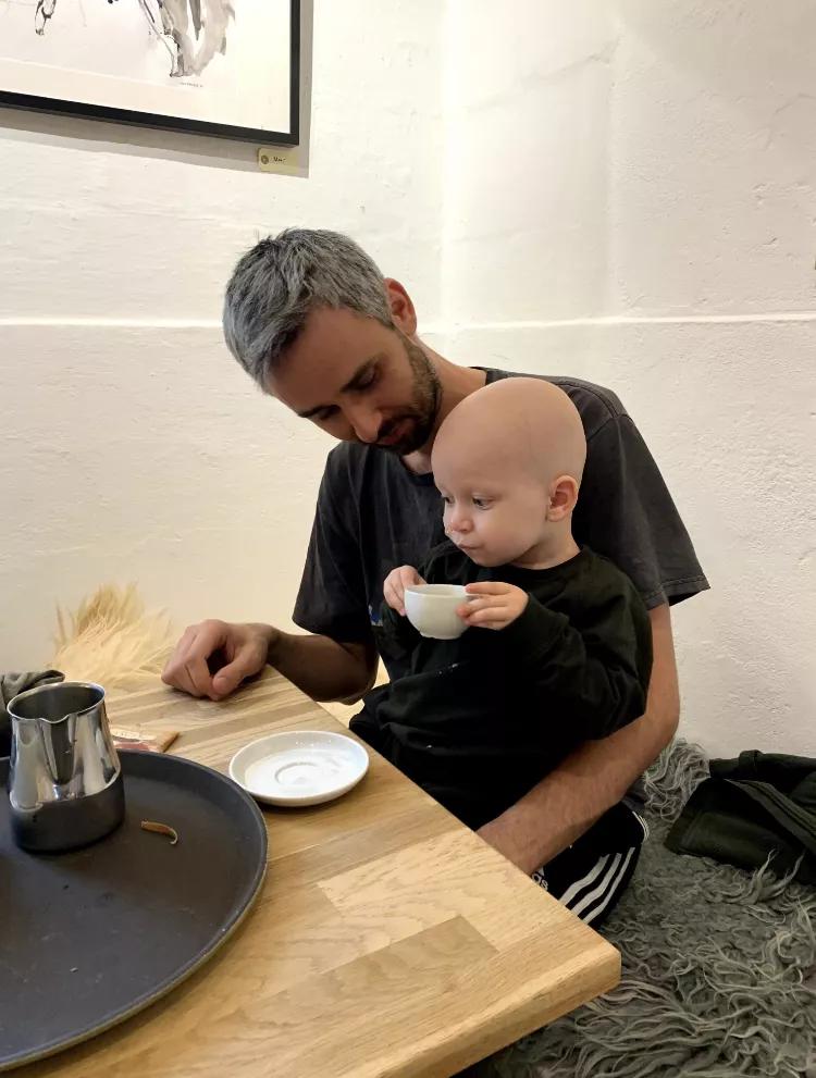 Vitus sidder hos sin far og drikker af en kop
