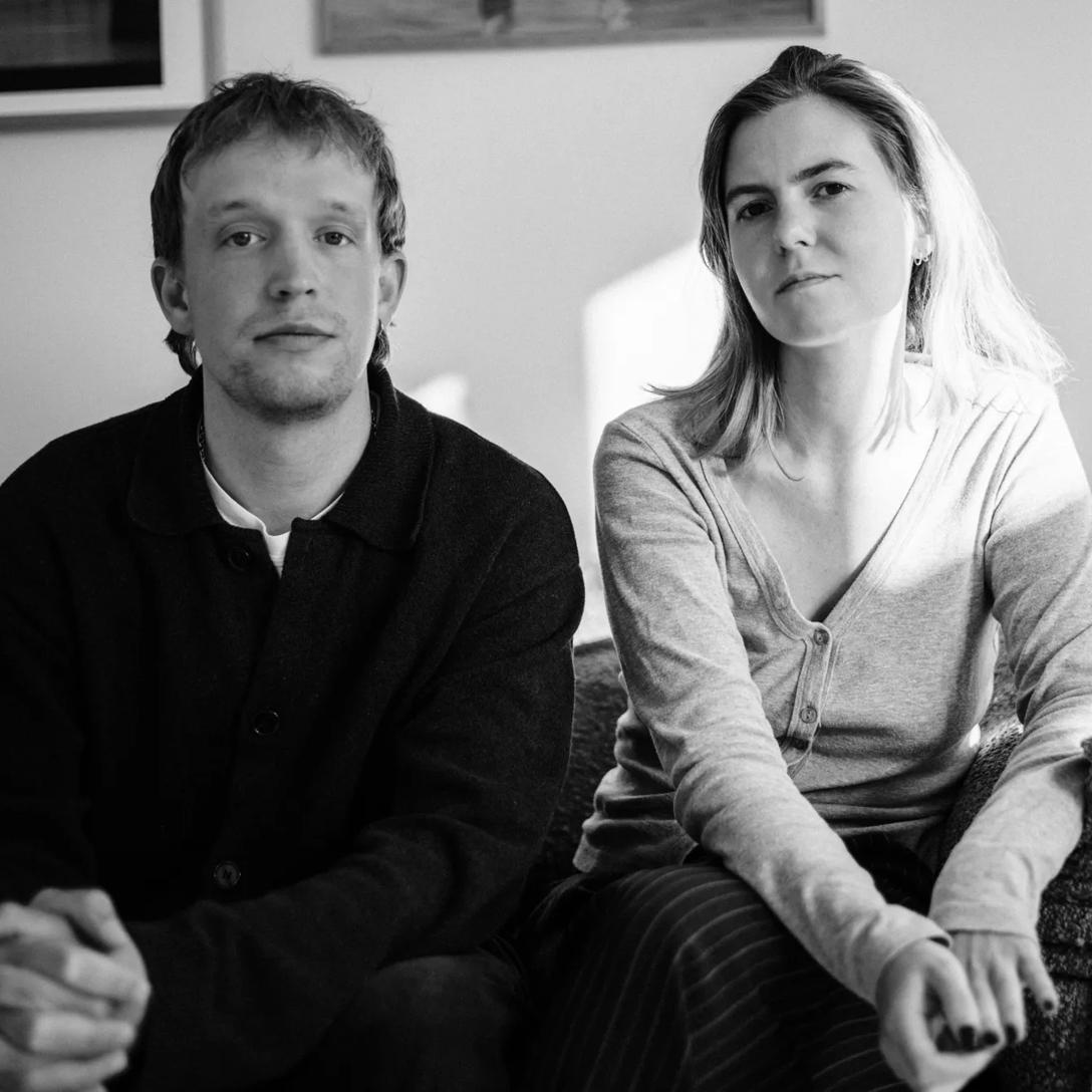 Sophus - tidligere kræftpatient - sidder i en sofa med sin kæreste Alma