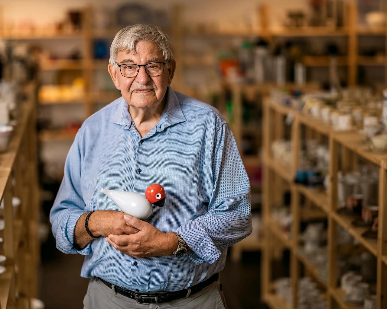 80-årige Jørgen Thomasen Skovsende får god energi af at sludre med både kunder og de andre frivillige i butikken. Han kalder sig selv for lidt af en selskabsfugl.