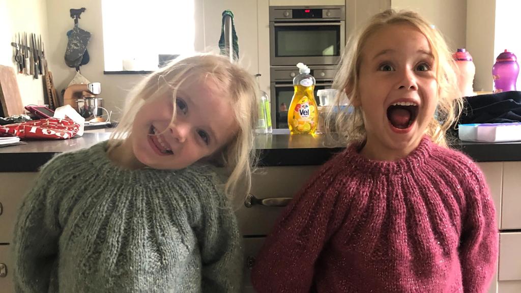 Nellie er sikker på, at Flora ville være glad for, at hun samler ind til Knæk Cancer. 