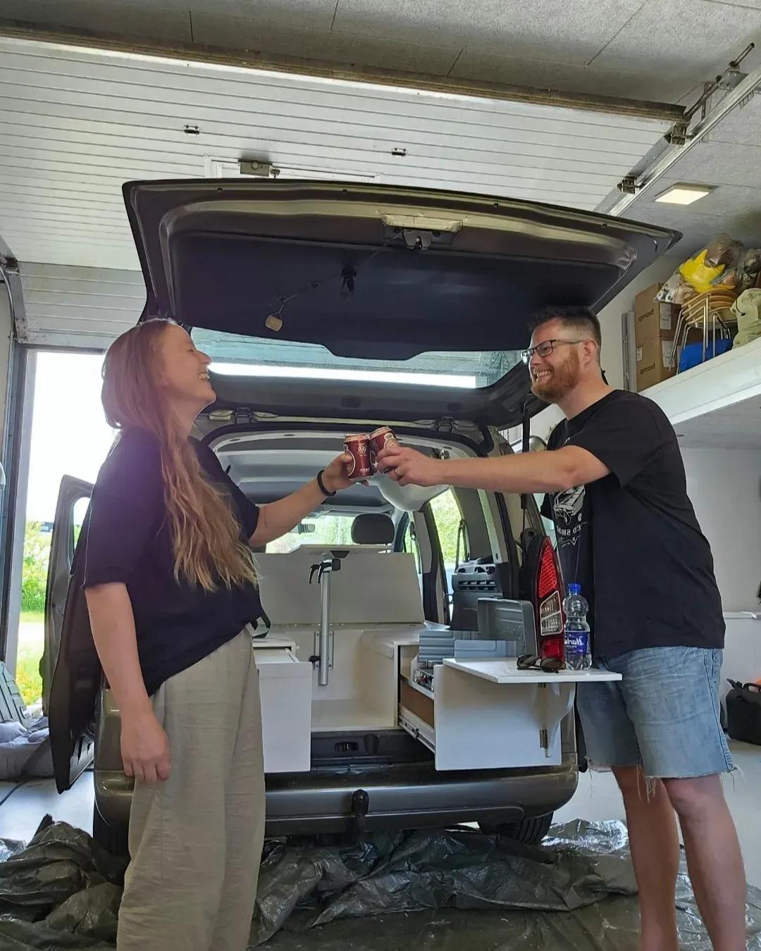 Julie og hendes ven skåler i øl foran Julies campervan.