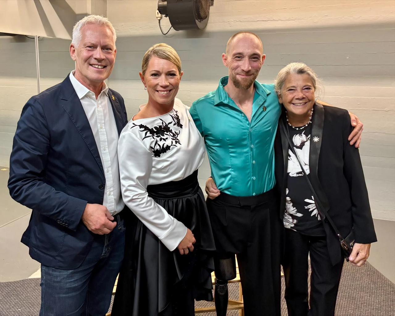 Kræftens Bekæmpelses direktør Jesper Fisker og formand Helen Bernt Andersen takkede Signe og Emil for deres store mod og imponerede engagement for kræftsagen.