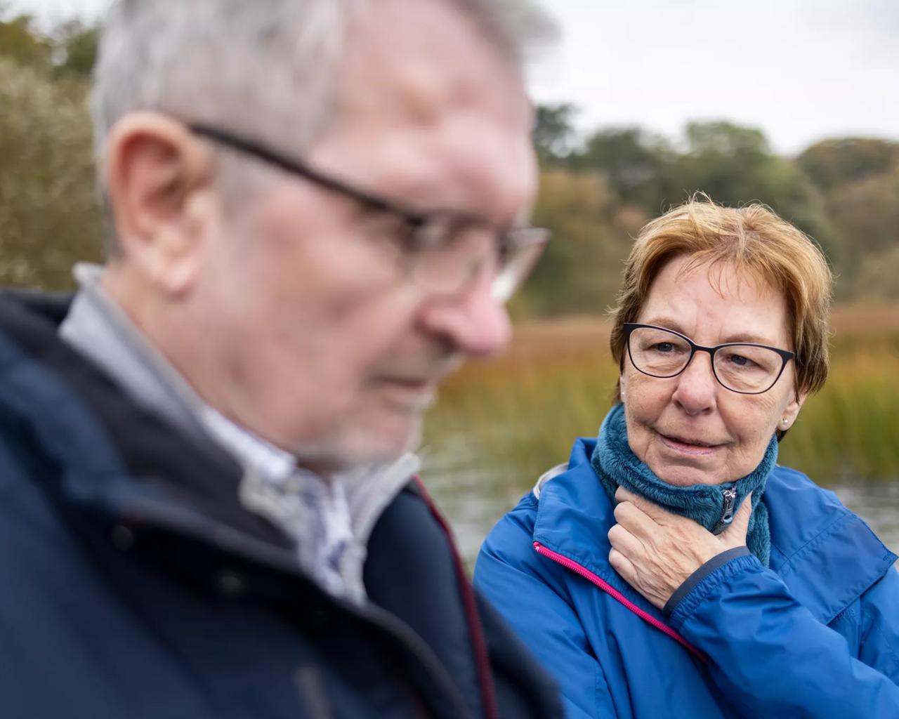 Ældre kvinde kigger opmærksom på sin mand