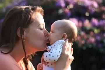 Charlotte kysser sin datter