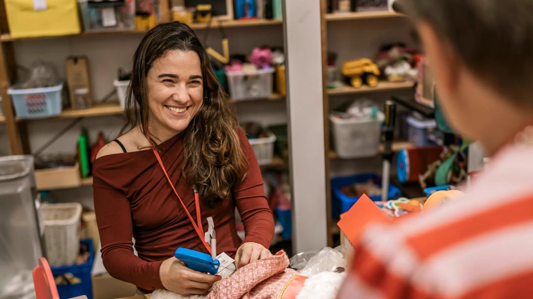  - Der er en unik og rar atmosfære blandt os frivillige i butikken, og alle er meget hjælpsomme, fortæller børnepsykolog Julia Borges-