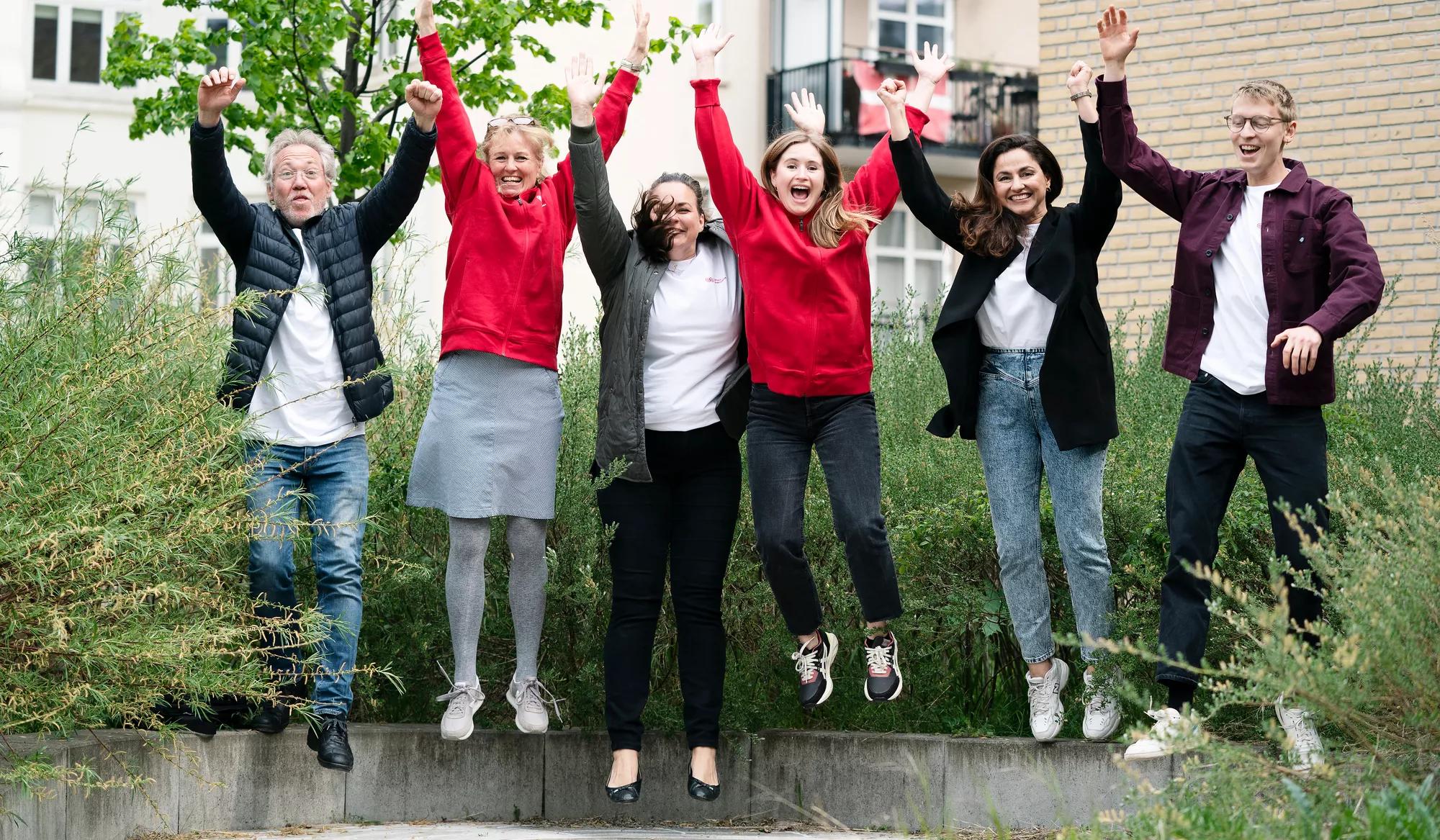 Medarbejdere, der jubler over deres samarbejde med Kræftens Bekæmpelse