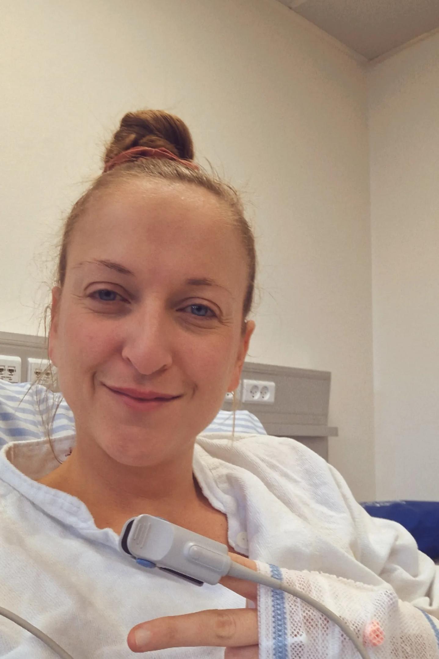Julie ligger i hospitalsseng