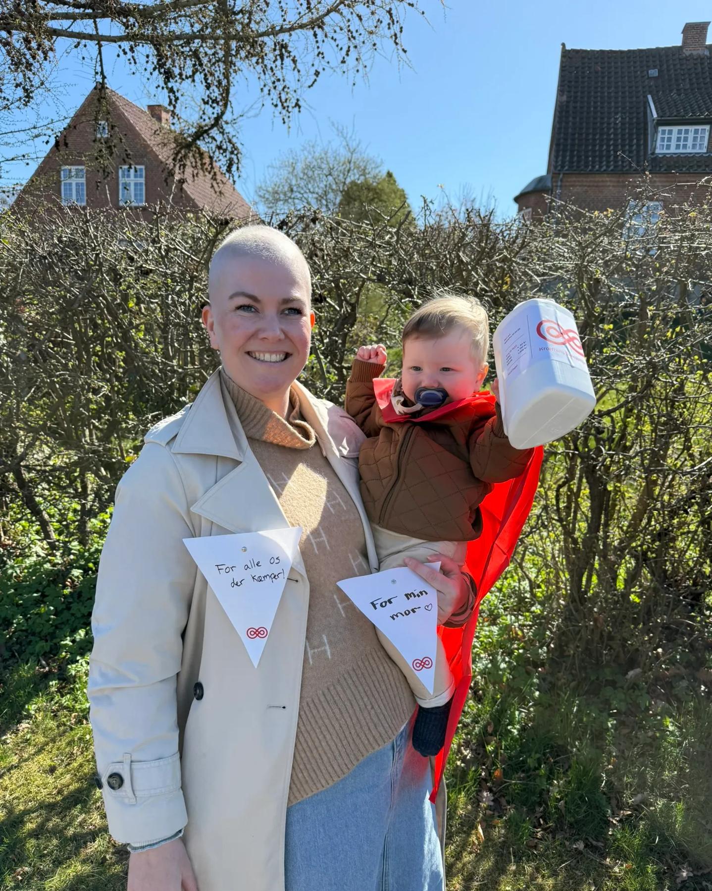 Liam og mor samler ind til kræftsagen i 2025 ved Kræftens Bekæmpelses Landsindsamling.