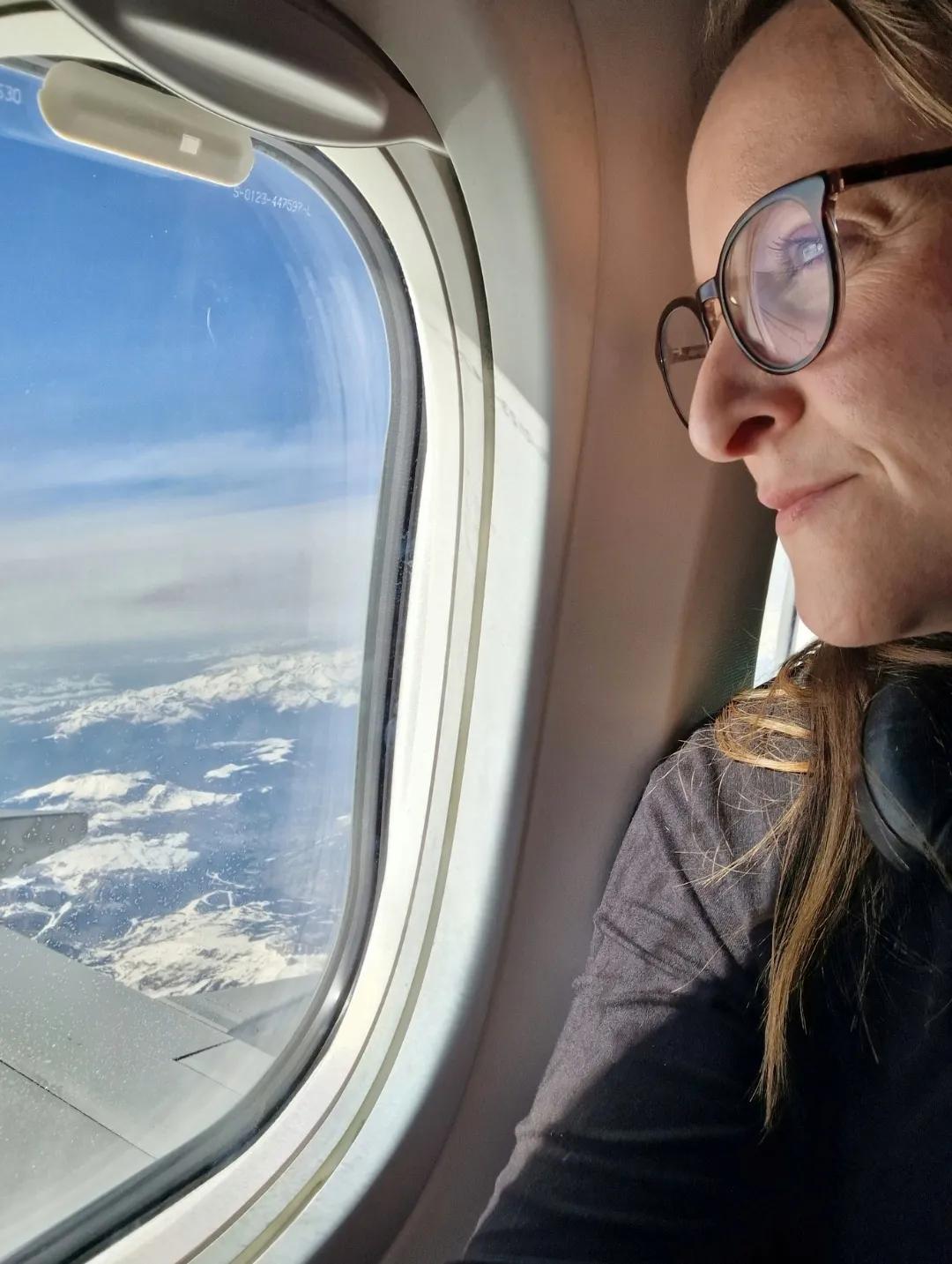 Julie kigger ud ad vinduet i fly.