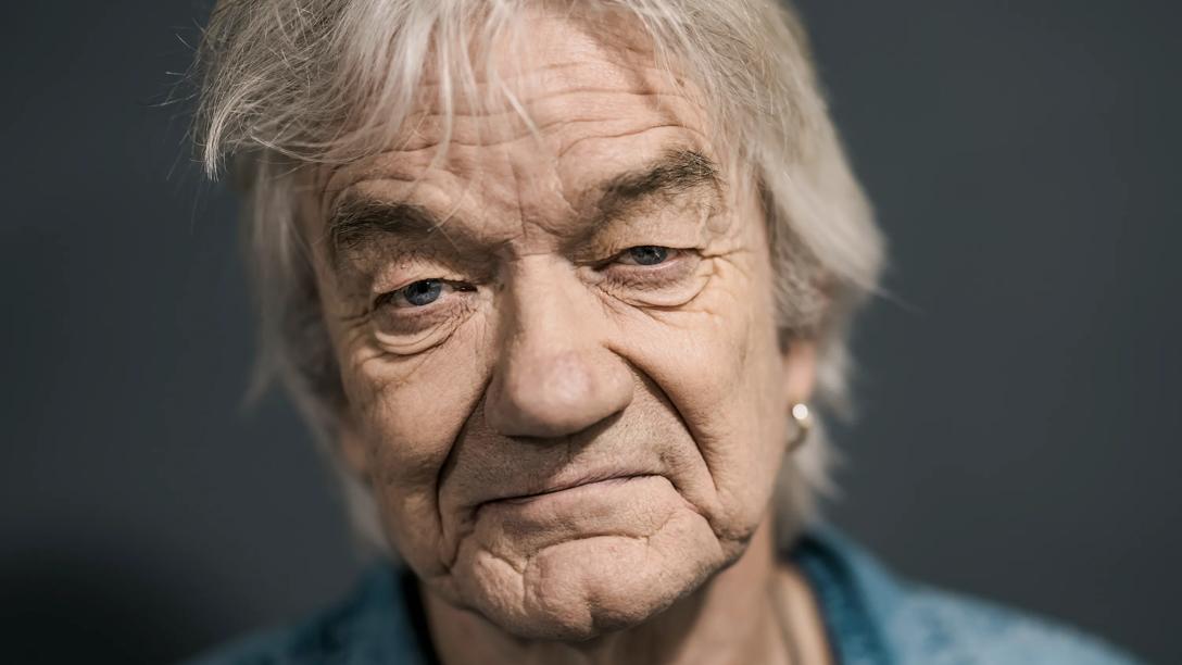 Efter en tarmkræftoperation i 2022 er sanger Lars Lilholt var tæt på at stille træskoene, da komplikationer og corona  presser hans krop og sind til det yderste. I dag kan han atter spille koncerter igen, trods senfølger efter kræften.