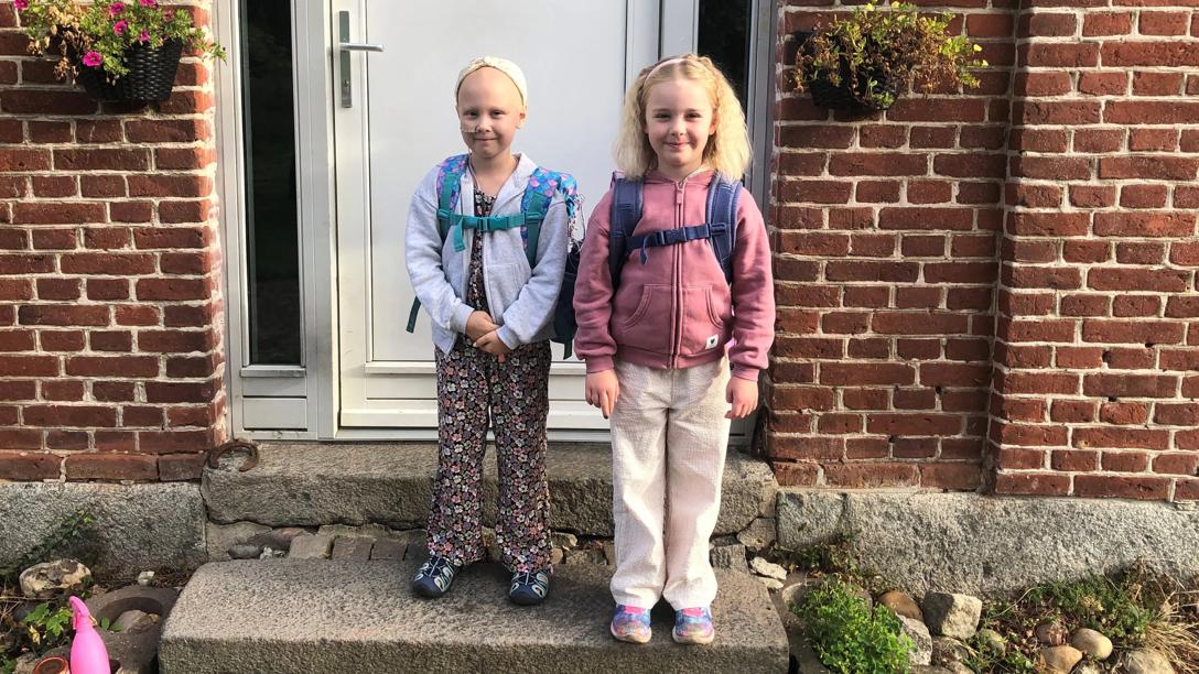 Nellie mistede for 2,5 år siden sin tvillingesøster Flora til hjernekræft. Nu samler hun ind til Knæk Cancer for at mindes sin søster.