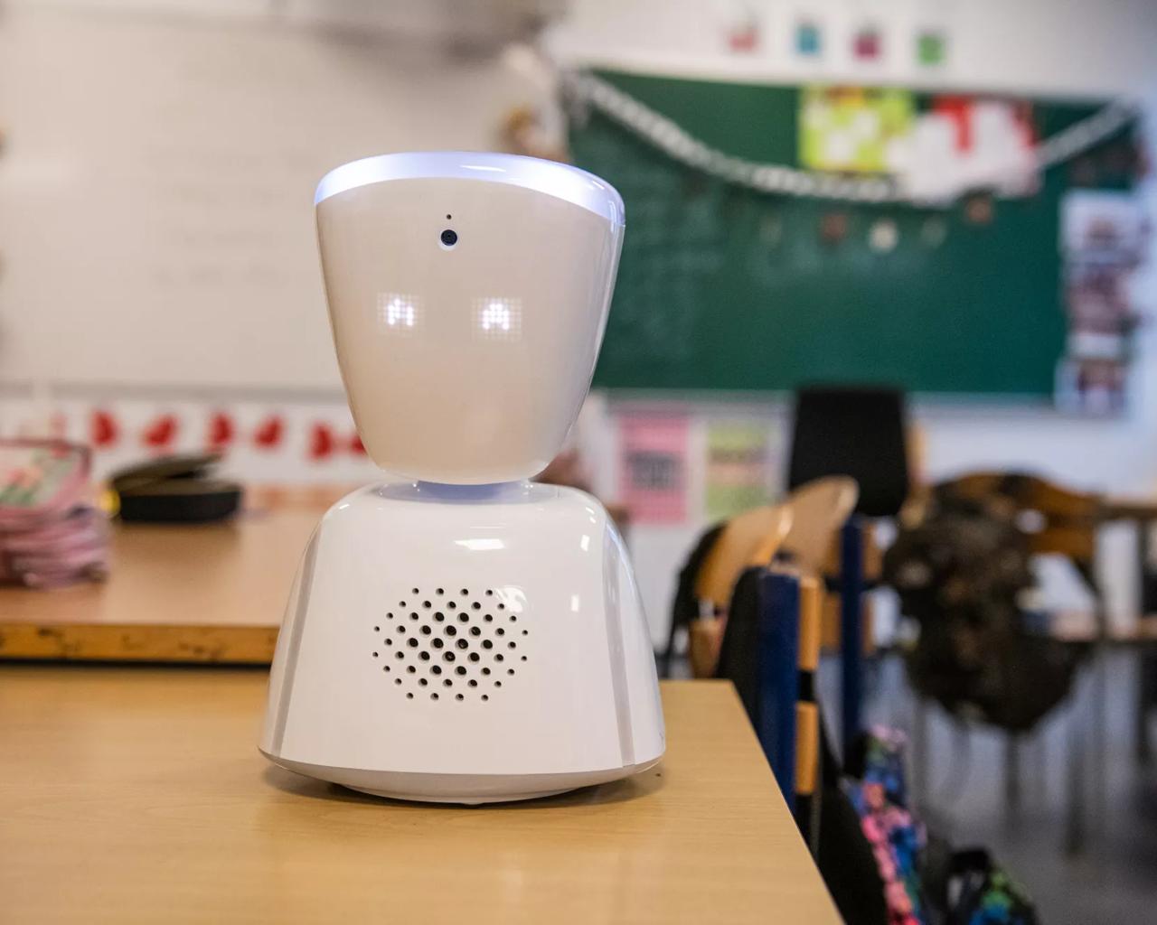 Robot på bordet i klassen 