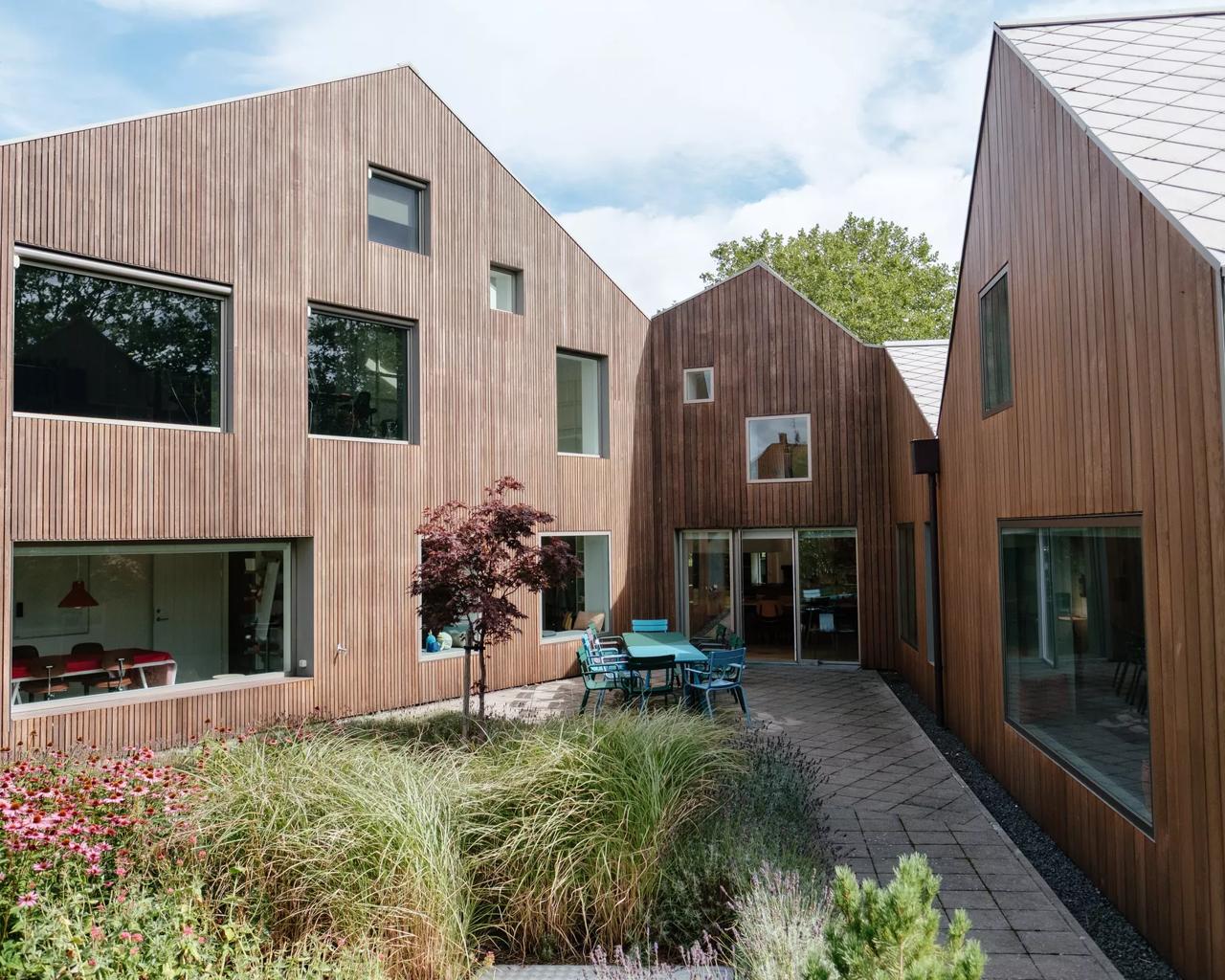 Kræftrådgivningen i Roskilde er bygget efter principperne om helende arkitektur, sådan at mennesker med kræft og deres pårørende finder ro, hjemlighed og tryghed. Foto: Kræftens Bekæmpelse.