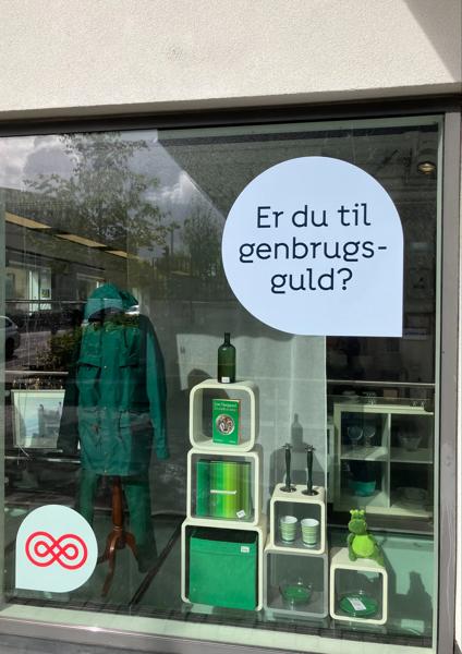 Vinduesudstilling hos Kræftens Bekæmpelse Genbrug
