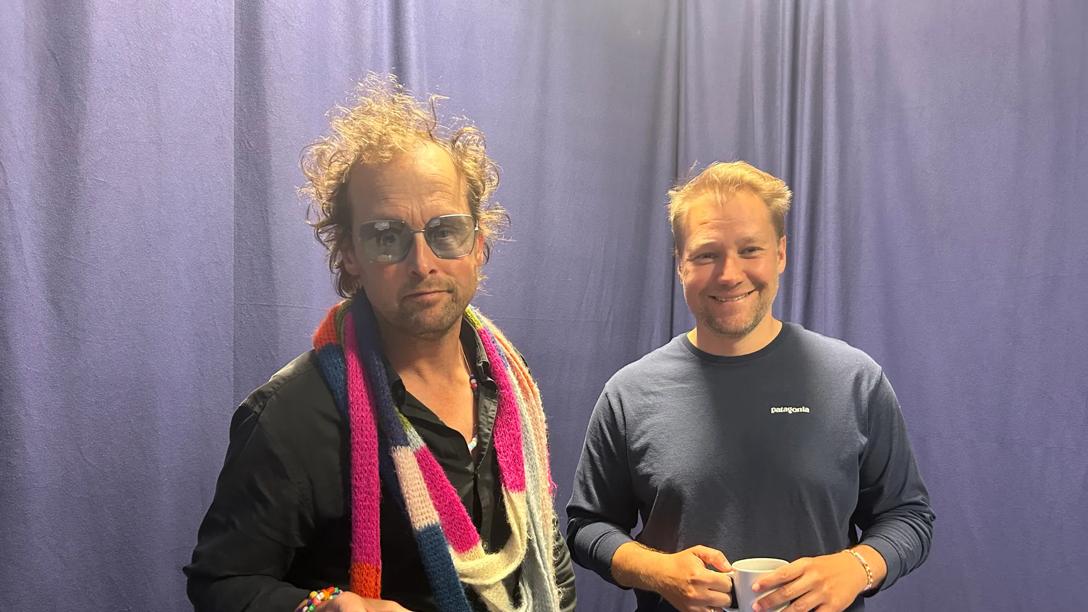 I Kræftens Bekæmpelses podcastserie 'Aldrig den samme'  taler komiker Geo og journalist Kenneth Hansen om, hvordan sygdommen og behandlingen har ændret hans liv. 